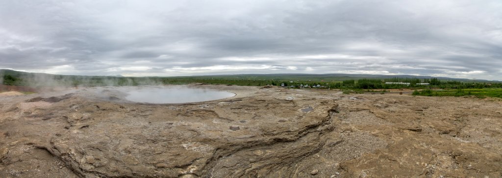 Der Geysir, der allen Springquellen seinen Namen gab, aber heute leider kein wirklicher Geysir mehr ist, Island, Juli 2015.