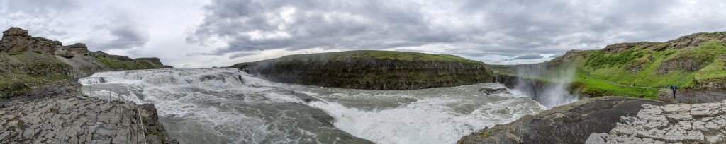 Der Gullfoss ist ein Wasserfall des Flusses Hvita im Haukadalur im Süden Islands und besteht aus einer 11m hohen oberen Kaskade und einer 21m hohen unteren Kaskade, die in eine 2,5km lange Schlucht mündet, Island, Juli 2015.