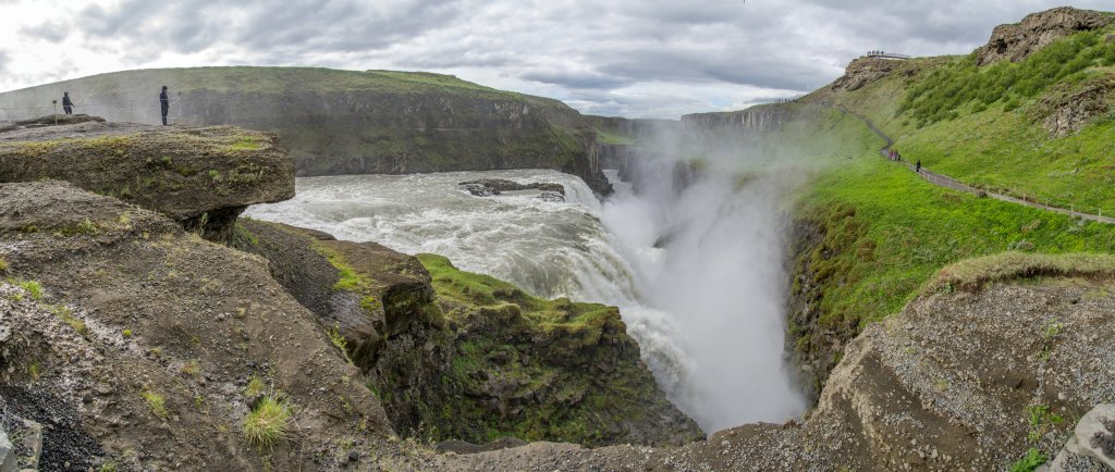 Blick auf die 21m hohe untere Kaskade des Gullfoss und die Hvita-Schlucht, Island, Juli 2015.