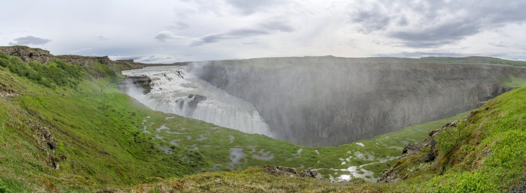 Wasserfälle fotografieren ist in der Regel ein nasses Vergnügen. Blick auf die mächtigen Kaskaden des Gullfoss in der Schlucht des Flusses Hvita, Island, Juli 2015.
