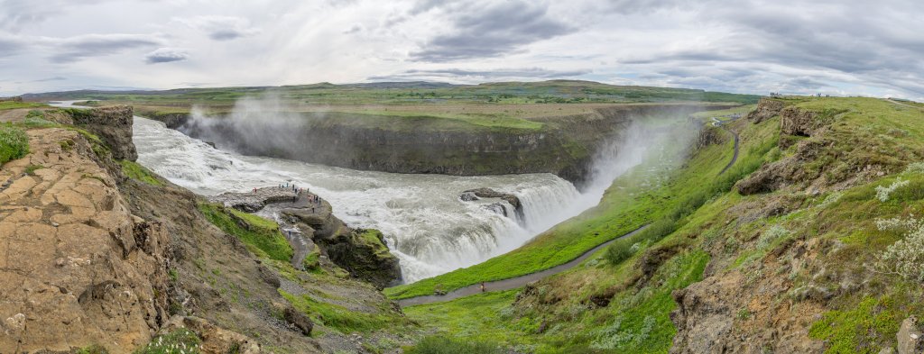 Blick auf die mächtigen Kaskaden des Gullfoss in der Schlucht des Flusses Hvita, Island, Juli 2015.
