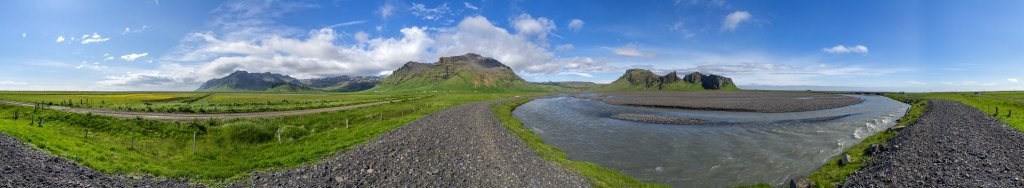 360-Grad-Panorama an der Ringstraße 1 nicht weit von Skogar mit Blick auf Steinafjall, Raufarfell und einen kleineren Abfluss des Eyjafjallajökull, Island, Juli 2015.
