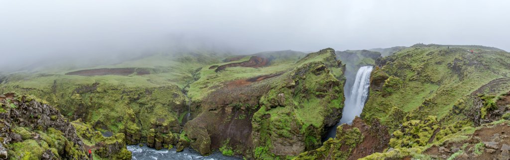 Im wilden Tal des Skogar-Flusses vom Skogarfoss zum Fimmförduhals reiht sich ein großer Wasserfall an den nächsten, Island, Juli 2015.