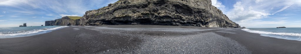 Am schwarzen Sandstrand unterhalb der Basaltsteilküste von Dyrholaey westlich von Vik, Island, Juli 2015.