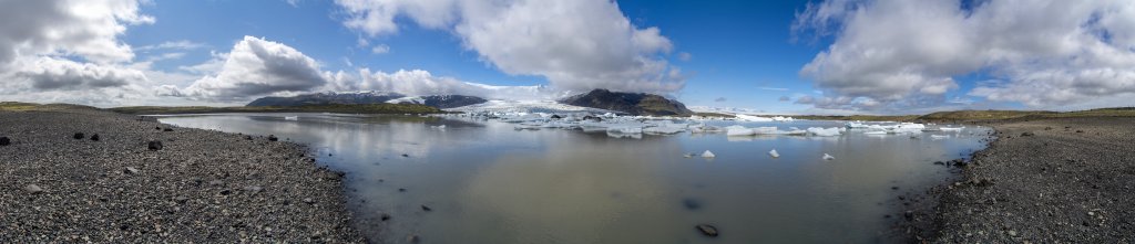 Fjallsarlon ist der Gletschersee des Fjallsjökull, einer Gletscherzunge des Öraefajökull bzw. Vatnajökull) auf dem Breiðamerkursandur westlich der bekannteren Gletscherlagune Jökulsarlon, Island, Juli 2015.