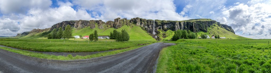 Der Foss a Siðu ist ein kleiner über zerklüftete Basaltfelsen herabstürzender Wasserfall bei der gleichnamigen kleinen Farm an der Ringstrasse 1 ca. 11km östlich von Kirkjubæjarklaustur, Island, Juli 2015.