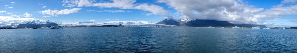 Eine Fahrt auf einem der Amphibienfahrzeuge über den Jökulsarlon bringt einen der Abbruchkante des Breidamerkurjökull, der ein Ausläufer des Vatnajökull-Eisschildes ist, ein Stück näher. Der Öraefajökull-Gletscher im linken Bildteil bringt es auf über 2100m Höhe, Island, Juli 2015.