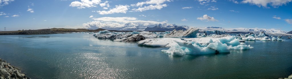 Grosse, auf Grund gelaufene Eisberge bilden am Ablauf der vom Breidamerkurjökull gebildeten Gletscherlagune Jökulsarlon eine dichte und sich ständig verändernde Eisbarriere, Island, Juli 2015.