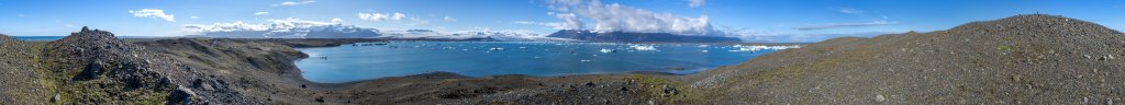 Die vom Gletscher Breidamerkurjökull geschaffene und bis zu 248m tiefe Gletscherlagune Jökulsarlon trennt nur eine schmale Schotterbarriere vom Atlantik, Island, Juli 2015.