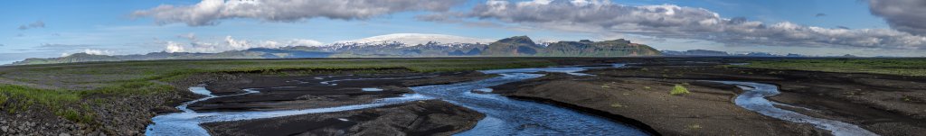 Blick auf den Gletscher des Myrdalsjökull von der Mitte des großen Schwemmsandgebietes des Myrdalssandurs an der Brücke über den Gletscherabfluss des Blautakvisl, Island, Juli 2015.
