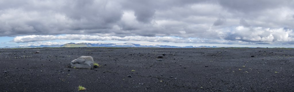 Beeindruckende Reizarmut. Blick über die weite Ebene des Myrdalssandur auf den Gletscher des Myrdalsjökull und die herabziehende Gletscherzunge des Kötlujökull mit dem vorgelagerten Krater des Hafursey (582m) und Kistufell, Island, Juli 2015.