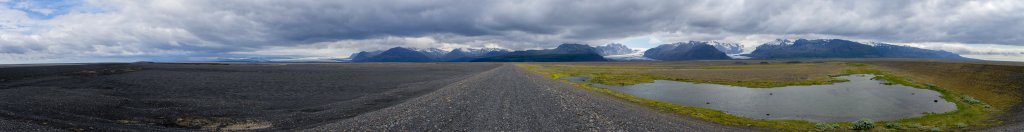 Auf dem Skeidararsandur nach der Überquerung der Brücke über die Skeidara eröffnet sich der Blick auf den Skeidararjökull, den Skaftafellsjökull und den Svinafellsjökull, die alle 3 Gletscherzungen des mächtigen Vatnajökull Eisschildes sind, Island, Juli 2015.