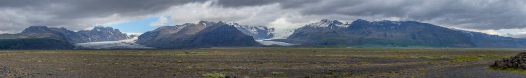 Blick auf den Skaftafellsjökull und den Svinafellsjökull, die vom Vatnajökull Eisschild zum Skeidararsandur herunterziehen, Island, Juli 2015.
