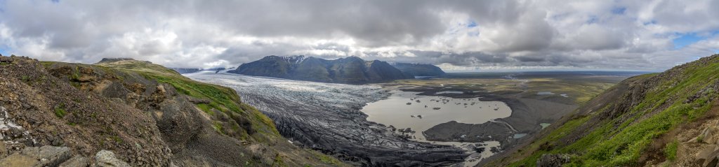 Auf dem Weg vom Skaftafell Nationalpark-Zentrum über die Skaftafellsheidi auf den Kristinartindar (1126m) eröffnet sich am Aussichtspunkt Sjonarnipa (320m) der weite Blick auf die Gletscherzunge des Skaftafellsjökull, die am Skeidararsandur in einer Gletscherlagune endet, Island, Juli 2015.