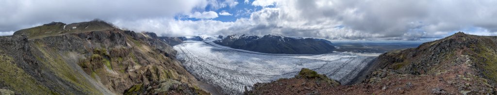 360-Grad-Panorama am Aussichtspunkt Glama auf dem Weg zum Gipfel des Kristinartindar (1126m) mit Blick auf den Skaftafellsjökull und den gegenüberliegenden Sveltiskard, Island, Juli 2015.