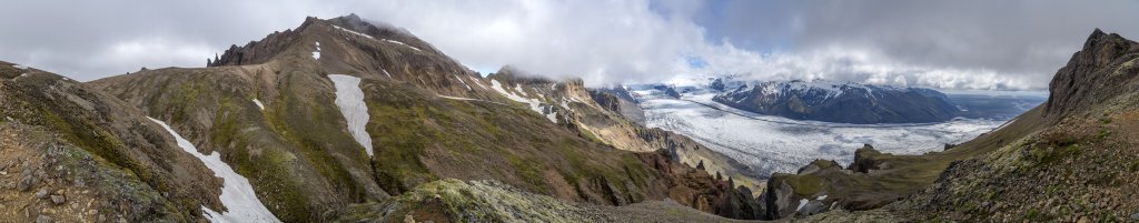 Kurz vor dem Erreichen des Sattels unterhalb des letzten sehr gerölligen Gipfelaufschwungs zum Gipfel des Kristinartindar (1126m) eröffnet sich noch einmal ein Tiefblick durch eine Schlucht mit sehr farbigem Lavagestein auf den nun schon tief unter uns liegenden Skaftafellsjökull, Island, Juli 2015.