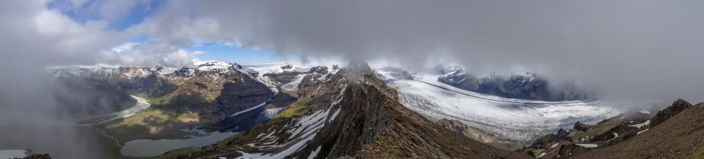 Am Gipfel des Kristinartindar (1126m) umgeben uns zunächst noch dichtere Wolken, die jedoch links und rechts des Gipfelgrates den Blick auf den Morsarjökull und Skaftafellsjökull freigeben, Island, Juli 2015.