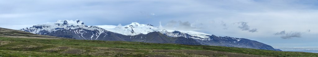 Blick über die Skaftafellsheidi auf den Skardatindur und die über 2000m hohen Gletschergipfel des Öraefajökull - Snaebreid (2041m) und Hvannadalshnjukur (2110m), Island, Juli 2015.