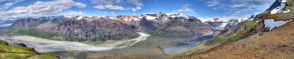 Blick vom Aussichtspunkt Nyrdrihnaukur ins Tal Morsardalur, auf die Gipfelgruppe Skaftafellsfjöll und auf den Morsarjökull mit seiner Gletscherlagune, Island, Juli 2015.