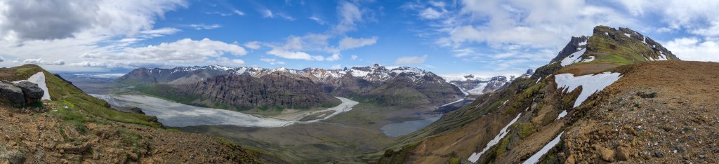 Blick vom Aussichtspunkt Nyrdrihnaukur unterhalb der westlichen Abbrüche des Kristinartindar (1126m) ins Tal Morsardalur, auf die Gipfelgruppe Skaftafellsfjöll und auf den Morsarjökull mit seiner Gletscherlagune, Island, Juli 2015.