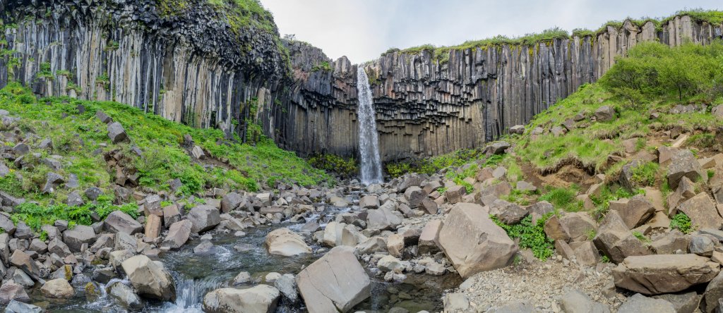 Im Abstieg vom Kristinartindur (1126m) über die Skaftafellsheidi kommt man am von hängenden Basaltsäulen umgebenen Svartifoss vorbei, Island, Juli 2015.