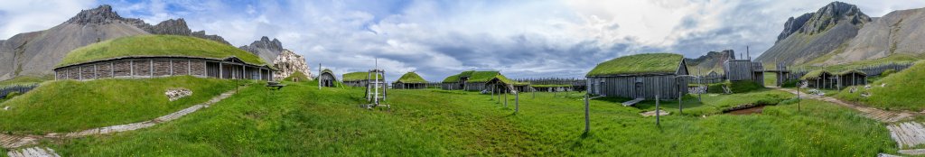 360-Grad-Panorama. Die Halbinsel Stokksnes bei Höfn an der Südküste Islands ist ursprüngliches Siedlungsgebiet der Wikinger. Dieser Tage hat man an dieser Stelle ein authentisch anmutendes Wikingerdorf als Filmset für einen Hollywood-Film mit dem Arbeitstitel 