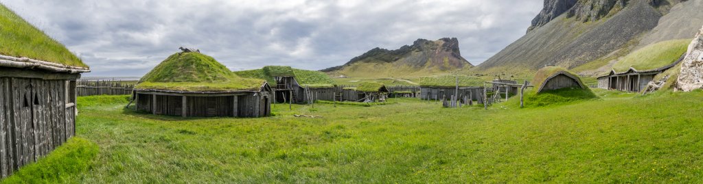 Recht authentisches Wikinger-Filmset auf der Halbinsel Stokksnes bei Höfn an der Südküste Islands, Island, Juli 2015.