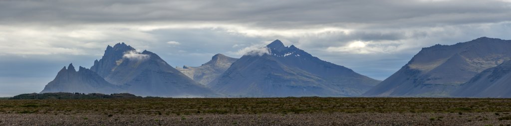 Blick von der Ringstrasse 1 bei Stafafell zurück auf die Gipfel der Stokksnes-Halbinsel, Island, Juli 2015.