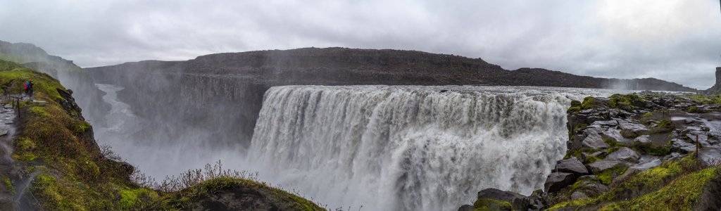 Der Dettifoss mit seinen 100 Metern Breite und 45 Metern Fallhöhe ist der mittlere von insgesamt 3 Wasserfällen (Selfoss, Dettifoss und Hafragilsfoss) am Fluss Jökulsa a Fjöllum im Norden Islands, der den nördlichen Teil des Vatnajökull Gletschereisschildes entwässert, Island, Juli 2015.