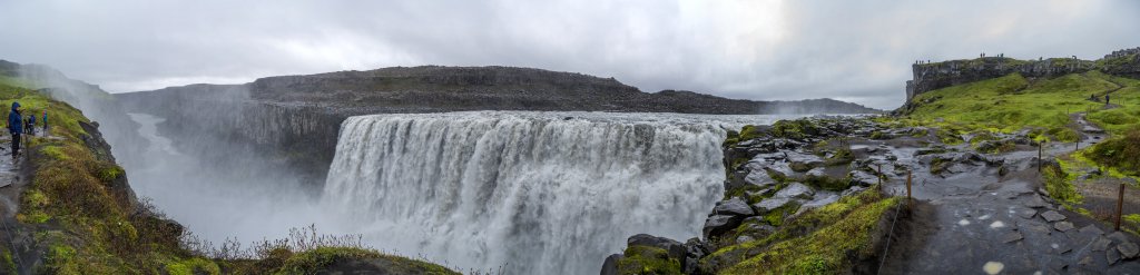 Auf einer Breite von 100m stürzen am Dettifoss blau-grau-braune Wassermassen des Flusses Jökulsa a Fjöllum 45m tief in die Schlucht Jökulsargljufur. Wasserfall fotografieren bei solchem 