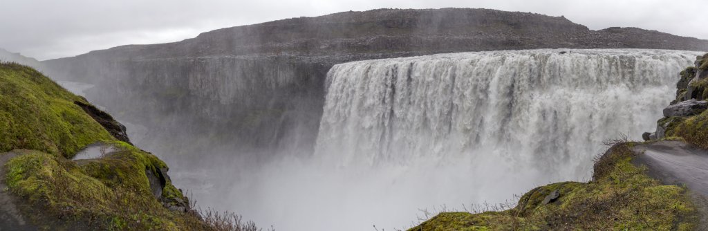 Auf einer Breite von 100m stürzen am Dettifoss blau-grau-braune Wassermassen des Flusses Jökulsa a Fjöllum 45m tief in die Schlucht Jökulsargljufur, Island, Juli 2015.