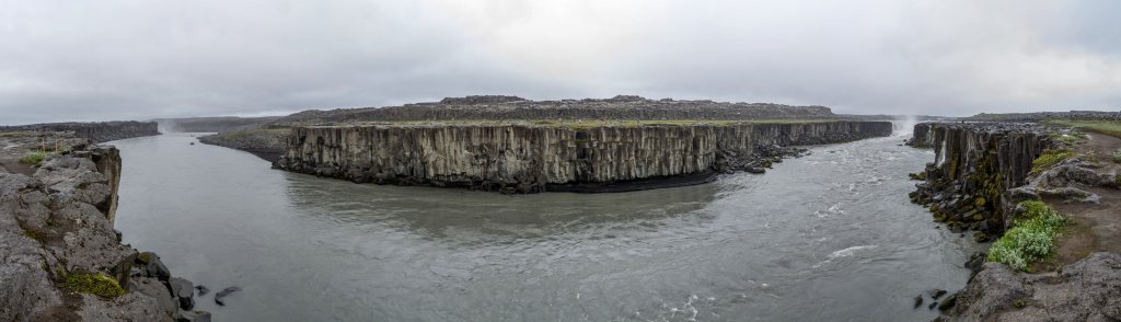 Auch für isländische Verhältnisse schlechtes Wetter am Selfoss. Der 10m hohe Selfoss ist vor dem bekannteren und auch mächtigeren Dettifoss der erste von drei Wasserfällen am Flusslauf der Jökulsa a Fjöllum, Island, Juli 2015.
