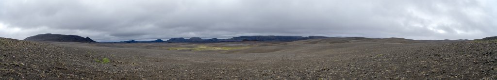 Landschaft von beeindruckender Reizarmut. Auf dem Weg entlang der Ringstrasse 1 von Egilsstaðir im Osten und dem Myvatn im Westen durchquert man ein ca. 560m hoch gelegenes Gebiet weiter Vulkanascheebenen, wie hier das Gebiet der Möðrudalsfjallgarður Vestari mit Blick auf den 812m hohen Viðidalsfjöll, Island, Juli 2015.