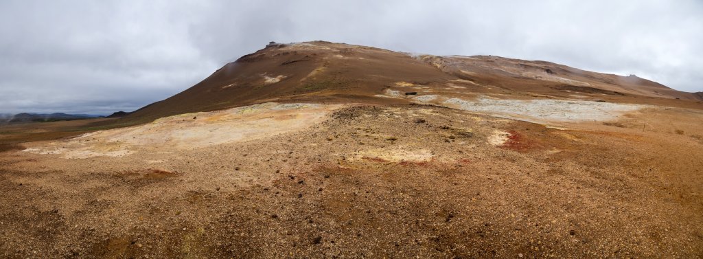 Das Geothermalgebiet Hverarönð liegt auf der Ostseite des Berges Namafjall beim Pass Namaskarð unweit des Myvatn. Der Berghang und Berggipfel ist bedeckt von Solfataren, Fumarolen und blubbernden Schlammtöpfen, Island, Juli 2015.