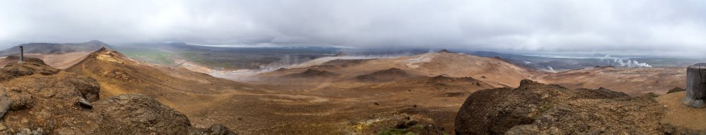 Der Gipfel des Namafjall (480m) bietet eine weite Rundumsicht über das Geothermalgebiet Hverarönð mit seinen vielen Fumarolen, Solfataren und auffälligen Schwefelkuppen, Island, Juli 2015.