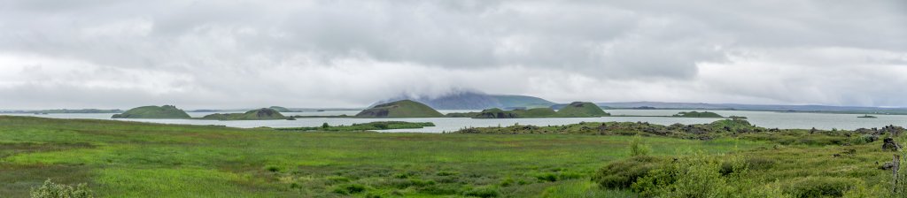 Der Myvatn (= Mückensee) ist mit seinen 27 Quadratkilometern Fläche im Mittel nur 2,5m tief. Im See sind an die 40 Inseln verteilt. Im August erweist der See seinem Namen alle Ehre, Island, Juli 2015.