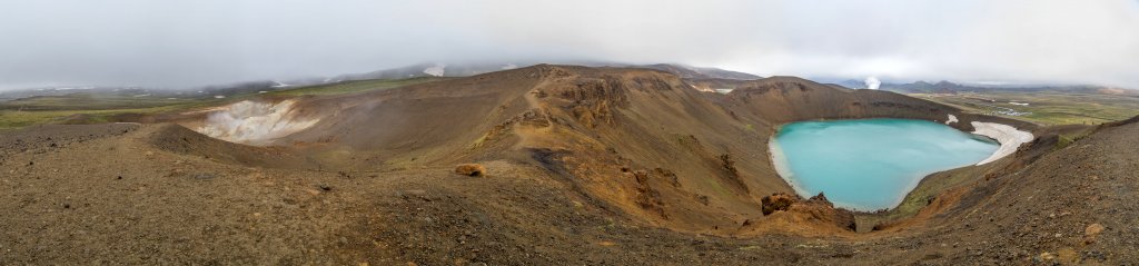 Der Viti-Kratersee im Vulkangebiet der Krafla verdankt seine Existenz einer Dampfexplosion während der sogenannten Myvatn-Feuer um 1724-1729. Der See misst 320 m im Durchmesser und ist etwa 33 m tief und verdankt seine türkise Farbe den Kieselsäurealgen im See, Island, Juli 2015.
