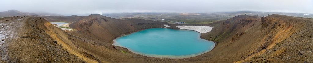 Auf dem Ringwall des durch eine Dampexplosion im 18. Jh entstandenen Viti-Kratersees im Geothermal- und Vulkangebiet der Krafla, Island, Juli 2015.