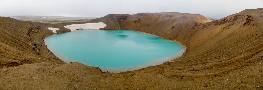 Der türkise Kratersee im Viti-Krater hat einen Durchmesser von 320 Metern und ist bis zu 33 Metern tief. Seine Entstehung verdankt er einer hydromagmatischen Explosion zu Beginn der sogenannten Myvatn-Feuer von 1724-1729., Island, Juli 2015.
