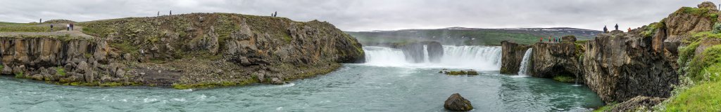 Der Goðafoss ist zwar bekannt aber nicht besonders gross, da hier das Wasser des Skjalfandafljot auf einer Breite von ca. 30 m in 3 Kaskaden nur etwa 12 m in die Tiefe stürzen. Seine Bekanntheit verdankt der Goðafoss der Sage, dass hier um das Jahr 1000 n. Chr. nach der beschlossenen Übernahme des Christentums als Staatsreligion die letzten heidnischen Götterbilder Islands in den Goðafoss geworfen wurden, Island, Juli 2015.