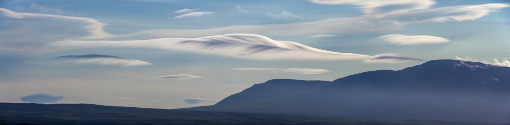 Bizarre und fragile Fönwolken auf dem Weg nach Holar, Island, Juli 2015.