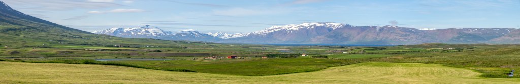 Auf dem Weg auf der Ringstrasse 1 von Akureyri nach Holar blickt man am Eingang ins Öxnadalur zurück auf den Eyjafjörður und den Höhenzug der Vaðlaheiði, Island, Juli 2015.