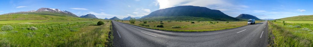 Schnurgerade, viel befahrene Landstrasse (die Ringstrasse 1) im Oexnadalur auf dem Weg von Akureyri nach Holar, Island, Juli 2015.