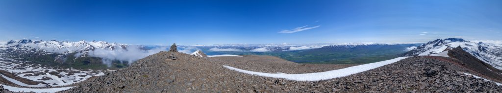 360-Grad-Gipfelpanorama am Südgipfel des Sulur (Syðri-Sula, 1213m) hoch über Akureyri am Eyjafjörður und mit Blick auf den etwas niedrigeren Nordgipfel des Sulur (Ytri-Sula, 1144m) sowie den Verbindungsgrat nach Süden zum Bondi (1350m) und Kerling (1538m) mit dem Lambardalsjökull. Auf der anderen Talseite des Glerardalur-Tals reihen sich der Steinsfell (1421m), der Tröllafjall (1471m), Kista (1474m), Stryta (1456m) und der Hliðarfjall, Island, Juli 2015.