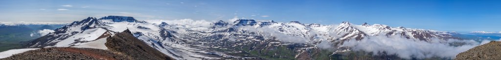 Blick vom Südgipfel des Sulur (Syðri-Sula, 1213m) nach Süden in den Talschluss des Glerardalur-Tals mit den Gipfeln von Bondi (1350m), Kerling (1538m) mit dem Lambardalsjökull, Steinsfell (1421m), Tröllafjall (1471m), Kista (1474m), Stryta (1456m) und dem Hliðarfjall, Island, Juli 2015.