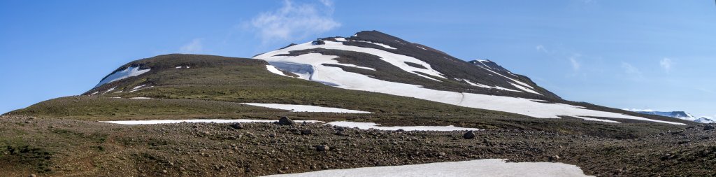 Ein letzter Blick zurück auf den aussichtsreichen Doppelgipfel des Sulur mit dem Nordgipfel Ytri-Sula (1144m) und dem wenig höheren Südgipfel Syðri-Sula (1213m), Island, Juli 2015.