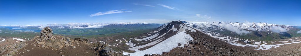 360-Grad-Gipfelpanorama am Nordgipfel des Sulur (Ytri-Sula, 1144m) mit Blick auf die am Eyjafjörður gelegene Stadt Akureyri, den Verbindungsgrat zum etwas höheren Südgipfel des Sulur (Syðri-Sula, 1213m) und das Tal Gerardalur mit den umgebenden Bergen, Island, Juli 2015.