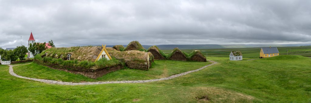 Glaumbær ist ein altes Kirchdorf und heute Museumshof in der isländischen Gemeinde Skagafjörður, dessen Gründung auf die Erstbesiedlung im 11. Jh zurückgeht und dessen älteste Gebäude heute aus dem frühen 19. Jh stammen, Island, Juli 2015.