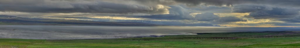 Am Hvammsfjörður bei Buðardalur kündigt sich über der Snefellsnes-Halbinsel der nächste isländische Sturm an, Island, Juli 2015.