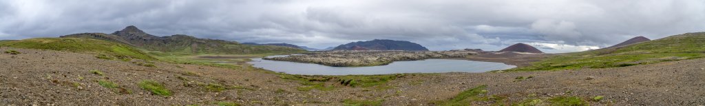 Im vulkanischen Gebiet Selvellir auf Snæfellsnes bei Stykkisholmur mit Blick auf den Selvallavatn und das mit kleinen Vulkankegeln durchsetzte Lavafeld Berserkjahraun, Island, Juli 2015.